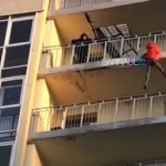 Барнаульцев встревожили опасные игры подростков на балконах многоэтажки