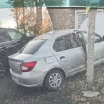 Автомобиль взял на таран забор жилого дома в Новоалтайске