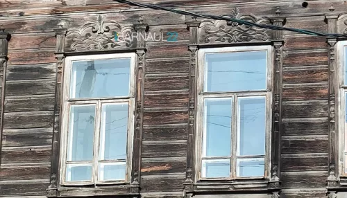 В центре Барнаула сносят дом с красивыми наличниками