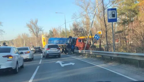 В Барнауле водитель КамАЗа с цистерной врезался в столб на объездной