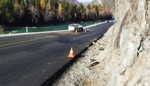 В Горном Алтае молодой водитель без прав разбил машину о скалу