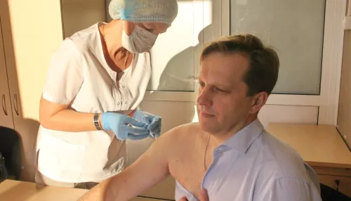 Министр здравоохранения Алтайского края Дмитрий Попов привился от гриппа