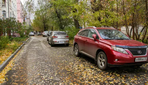 В соседних с Изумрудным дворах пытаются ограничить стихийные парковки