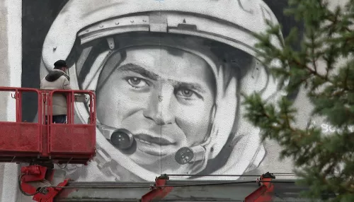 В Барнауле на стену здания АлтГУ нанесли изображение Германа Титова