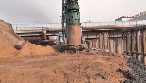 В Барнауле сооружают буронабивные сваи и котлованы для новых опор моста