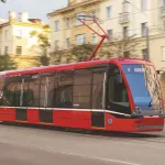 До конца марта в Барнаул доставят 10 новых четырехдверных трамваев