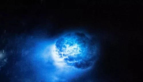 Странные голубые сгустки засняли над Землей из космоса