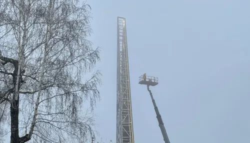 В Нагорном парке Барнаула тестируют подсветку стелы Город трудовой доблести