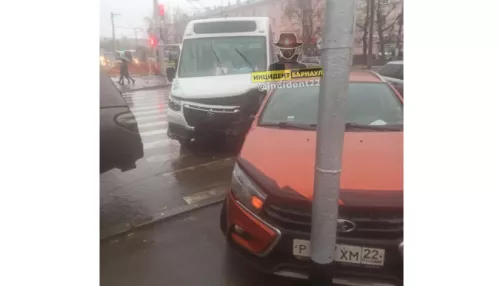 В Барнауле маршрутка и легковушка не поделили перекресток