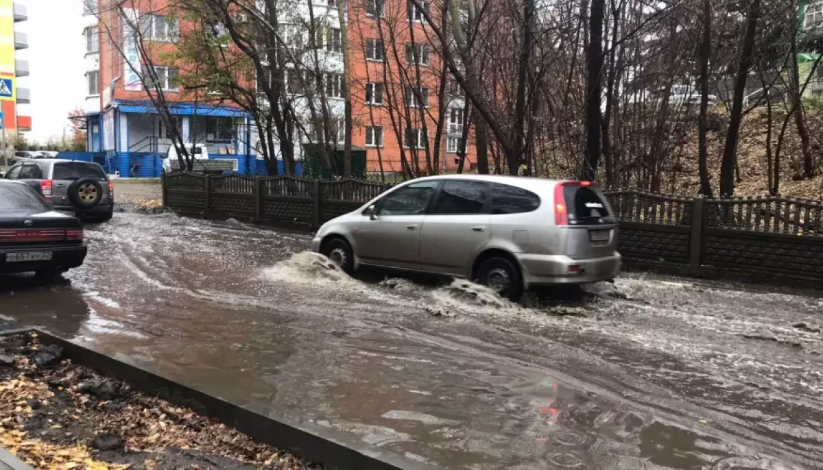 На пятый день непогода превратилась. Улицы после дождя. Дороги после дождя в Краснодаре. Дорога дождь. Грязь после дождя фото.