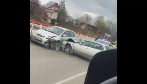 В Барнауле на мосту автомобиль впечатал иномарку в ограждение