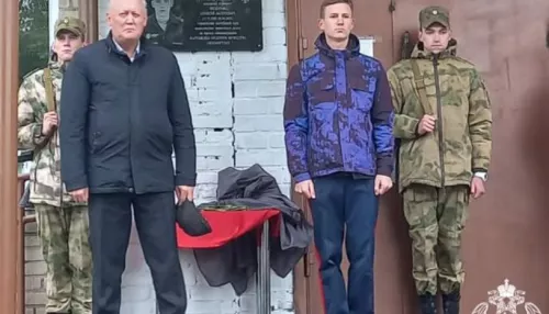 В Рубцовске открыли мемориальную доску в память о погибшем на Украине солдате
