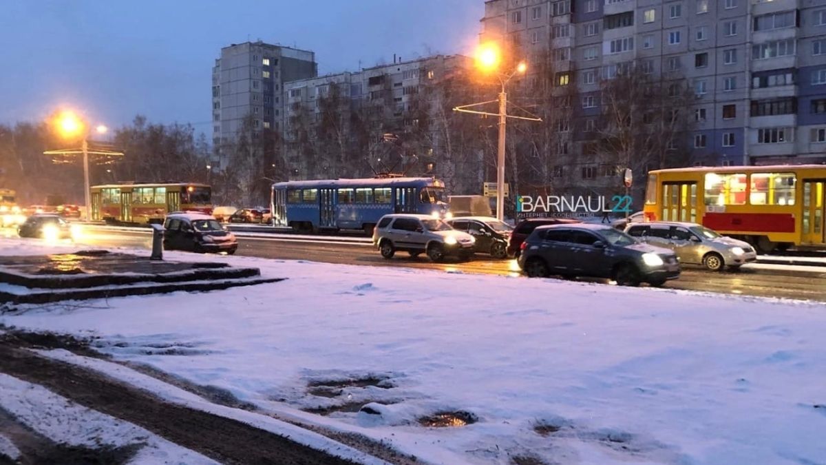 Авария в Барнауле утром 24 октября