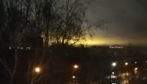 Жительницу Барнаула озадачило желтое свечение на ночном небе