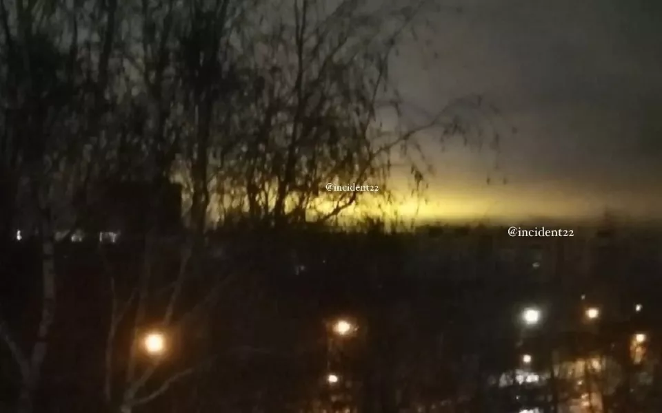 Жительницу Барнаула озадачило желтое свечение на ночном небе
