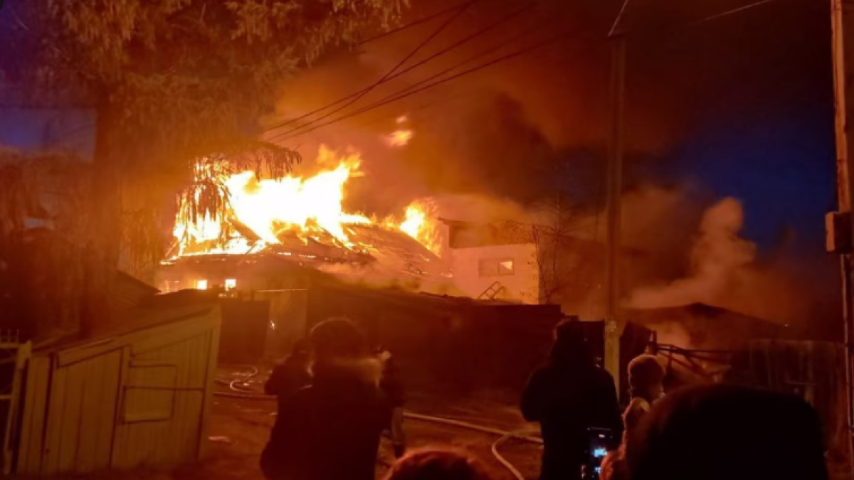 Пожар в доме после падения самолета в Иркутске