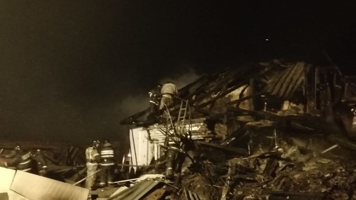 Пострадавший от падения самолета дом в Иркутске