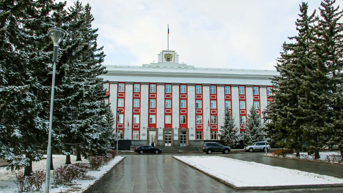 Здание правительства Алтайского края. Снег в Барнауле 