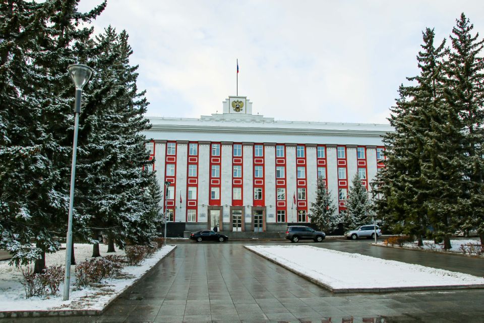 Здание правительства Алтайского края. Снег в Барнауле 