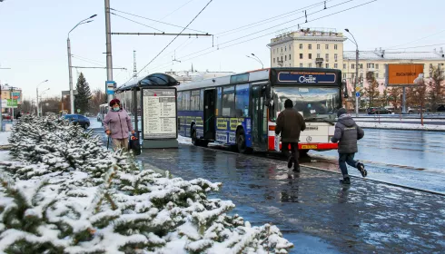 Власти Барнаула рассказали, почему горожанам приходится долго ждать автобусы