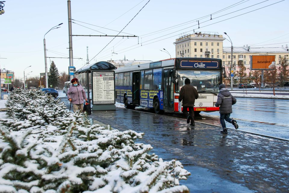 Остановка. Автобус. Снег в Барнауле 