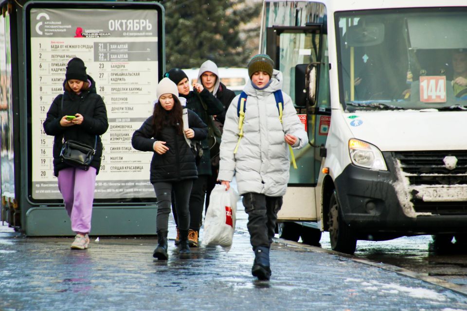 Остановка. Общественный транспорт. Снег в Барнауле 