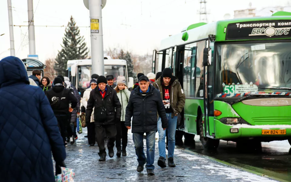 Перевозчиков Барнаула призвали нормализовать работу, а не обсуждать рост цены проезда