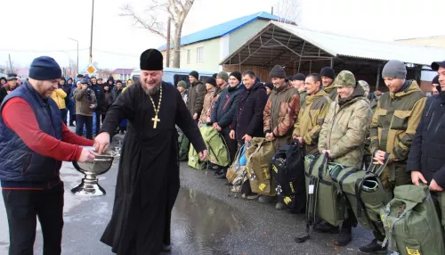 В Алтайском крае перекрыли дорогу, чтобы проводить новую группу мобилизованных