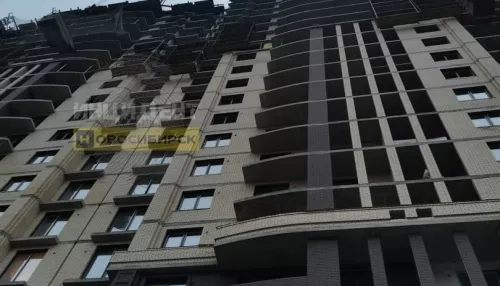 В Новосибирске на стройке мужчина погиб при падении с 13-го этажа