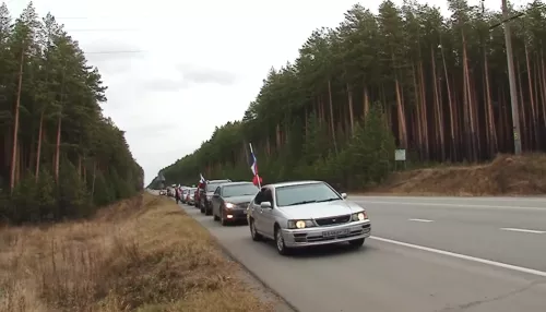 Бийчанки проехались по Чуйскому тракту с флагами в поддержку мобилизованных