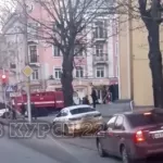 В Барнауле на проспекте Ленина собралось несколько пожарных машин
