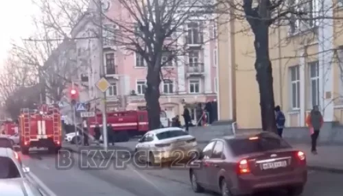 В Барнауле на проспекте Ленина собралось несколько пожарных машин