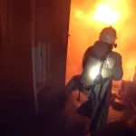 Спасатели показали, как тушили пожар на улице Димитрова в Барнауле