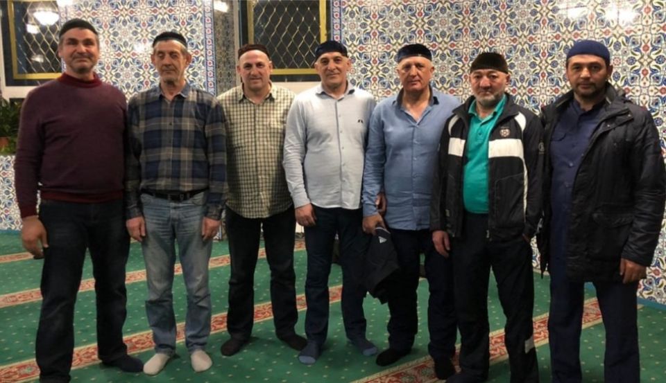Валид Газиев (в центре) и прихожане Соборной мечети в Барнауле