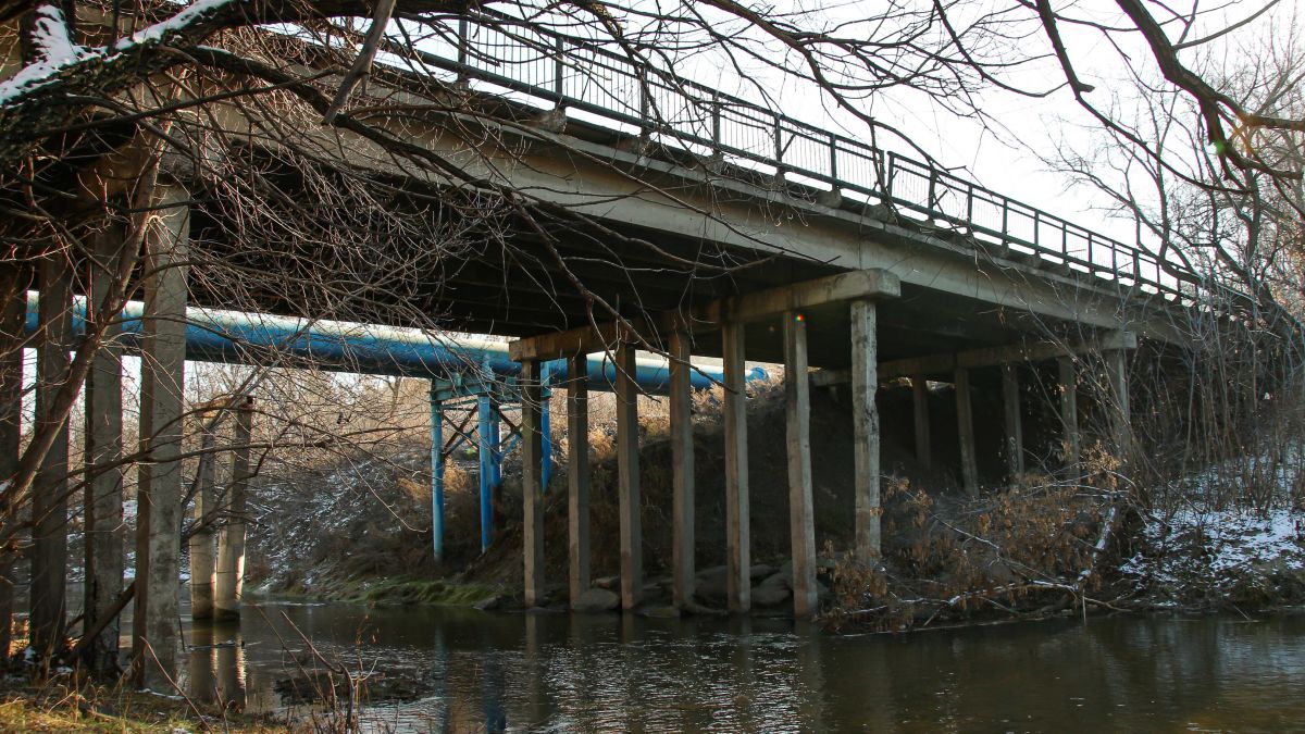 Мост через реку Барнаулка, расположенный между Канатным и Ташкентским проездами