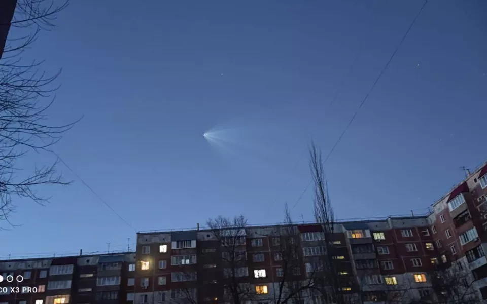 Барнаульцев озадачило странное свечение в утреннем небе