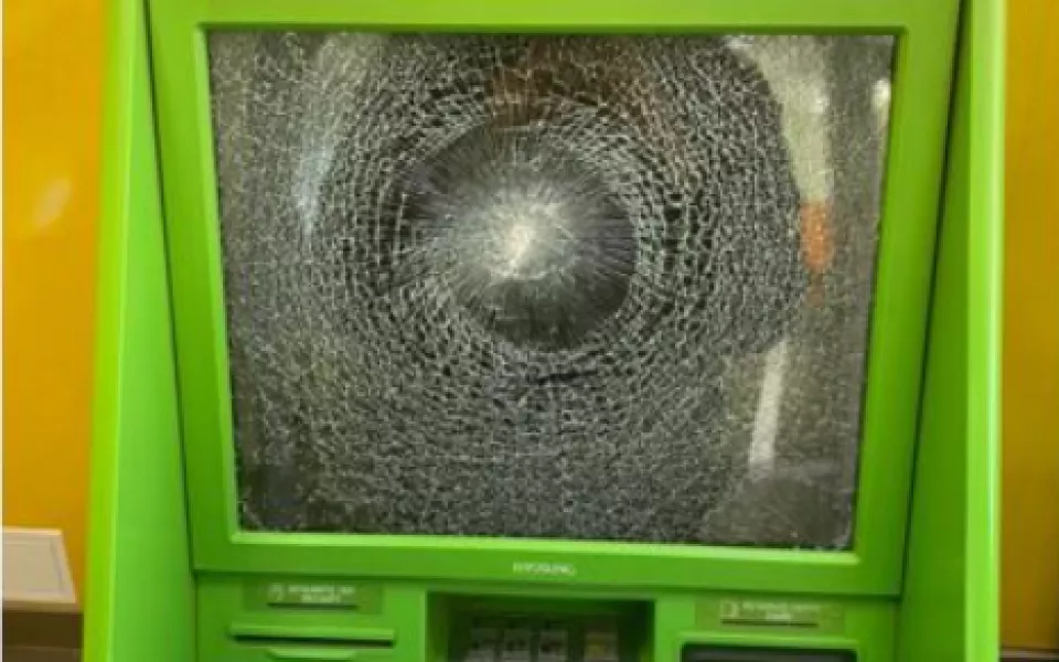 Новосибирец пытался монтировкой и кувалдой достать деньги из банкомата