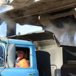 Барнаульские дорожники подготовили холодный асфальт для аварийного ремонта зимой