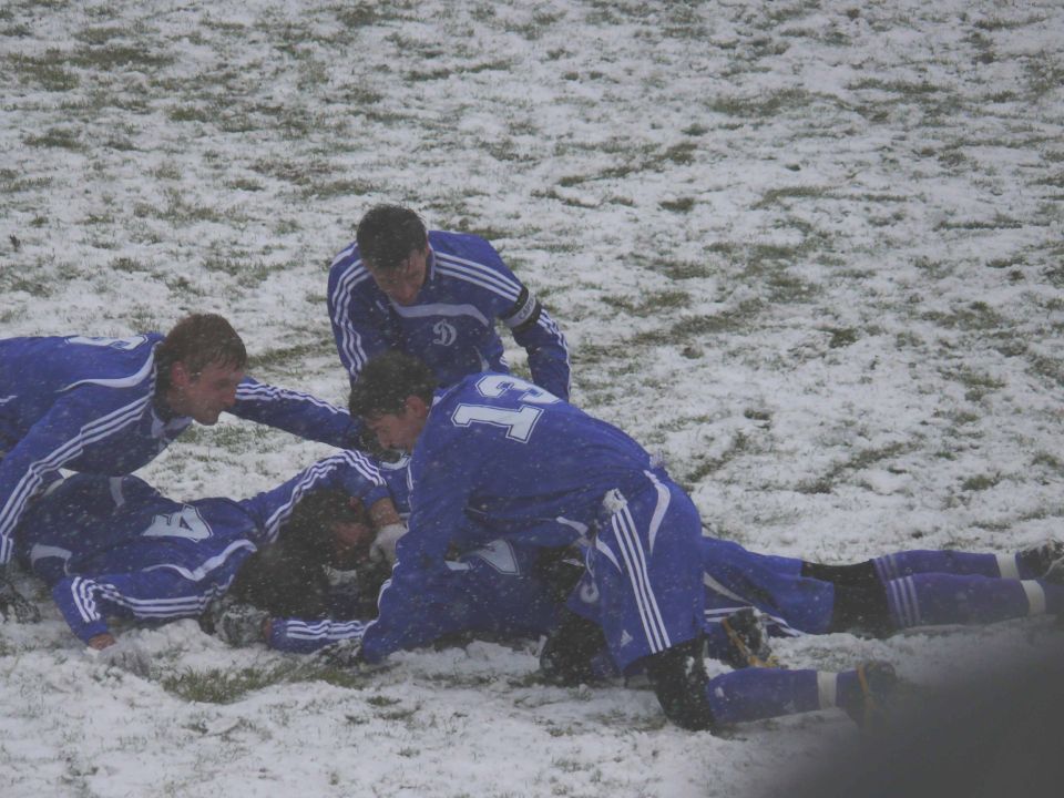 Футболисты барнаульского "Динамо" радуются забитому голу