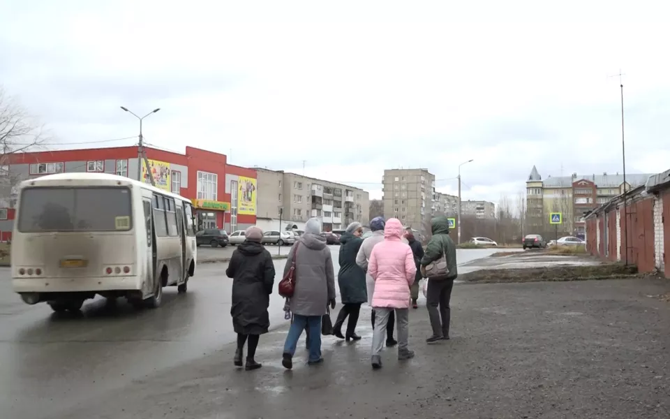 Жители Новоалтайска ходят по опасному маршруту из-за отсутствия лестницы