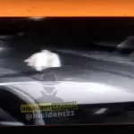 Дама в белом вскрыла два припаркованных автомобиля в Барнауле
