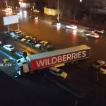 В Новосибирске фура Wildberries влетела на парковку и повредила несколько авто
