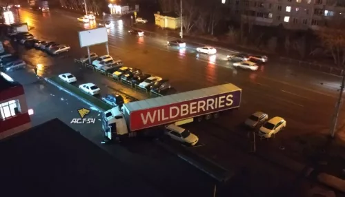 В Новосибирске фура Wildberries влетела на парковку и повредила несколько авто