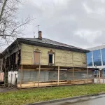 В Барнауле сносят старый деревянный дом напротив центра Plaza