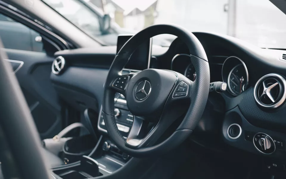 Житель Барнаула отдал 340 тысяч рублей мошенникам в надежде купить Mercedes