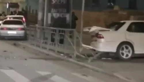 Автомобиль снес ограждение на проспекте Ленина в Барнауле