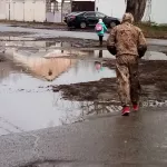 Барнаульцы месят грязь и жалуются на непроходимые дороги