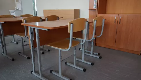 Алтайские осужденные укомплектовали школу новой мебелью на 1,9 млн рублей
