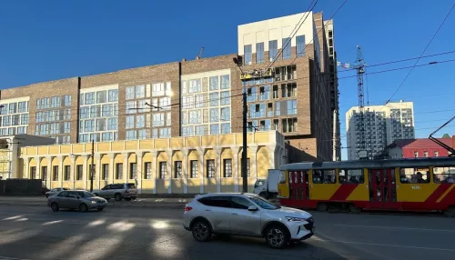 В центре Барнаула воссоздали фасад стадиона Локомотив