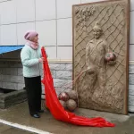 В Барнауле появился барельеф в честь футбольного тренера Геннадия Смертина